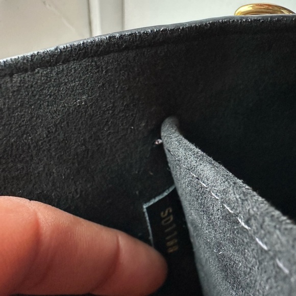 Louis Vuitton shoulder bag barely used comes with dust bag as well - Picture 3 of 10